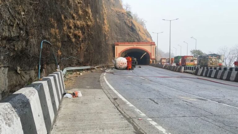 Traffic resumes on Pune-Mumbai Expressway after gas tanker crisis