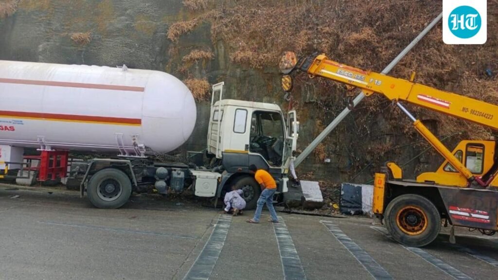 propylene-gas-tanker-hits-crash-barrier-near-amrutanjan-bridge-on-pune-mum-highway