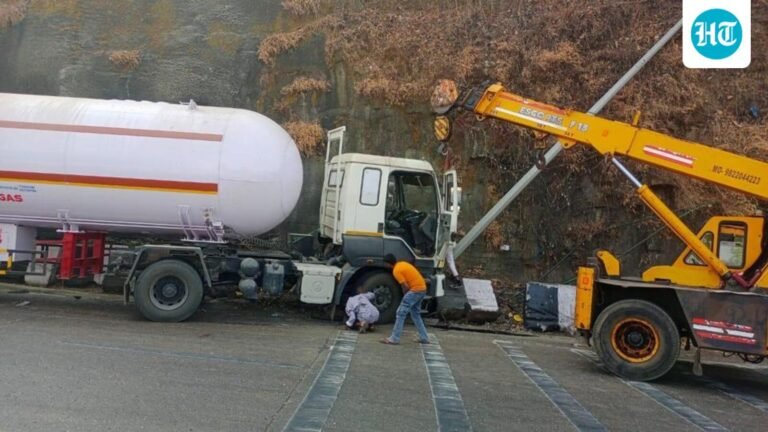 Propylene gas tanker hits crash barrier near Amrutanjan bridge on Pune-Mum highway