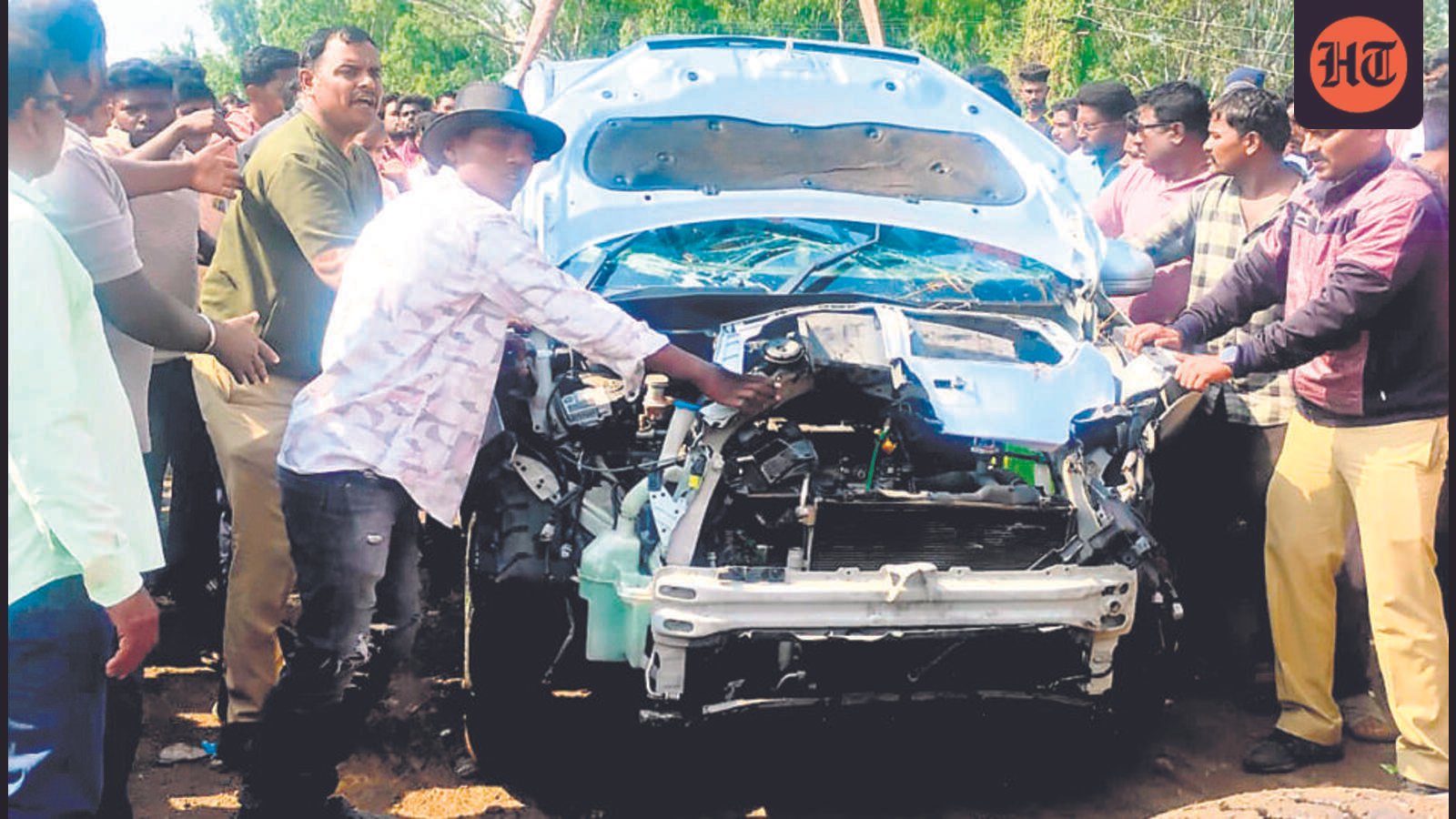 2-dead,-1-missing-after-car-plunges-into-canal-in-solapur