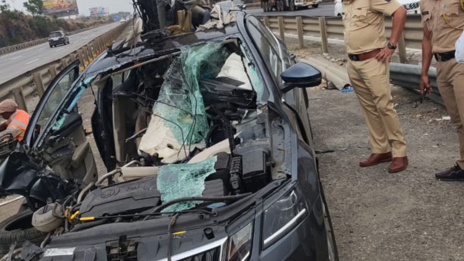 two-pune-residents-killed-as-car-rams-divider-on-mumbai-pune-expressway