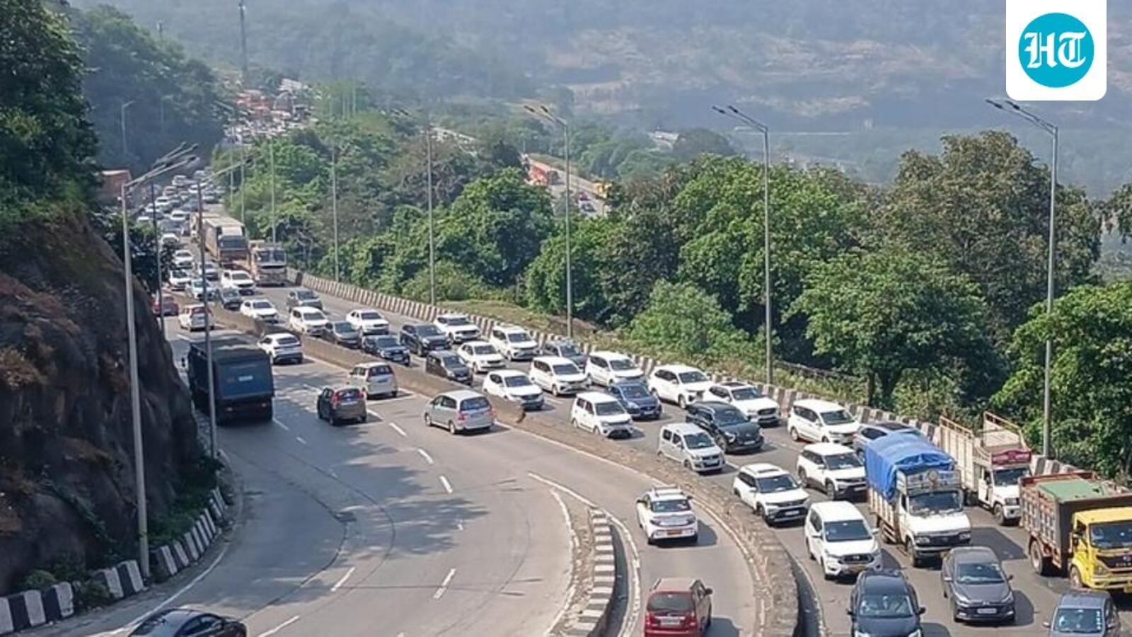 traffic-on-pune-mumbai-expressway-and-old-highway-suspended-after-heavy-rainfall