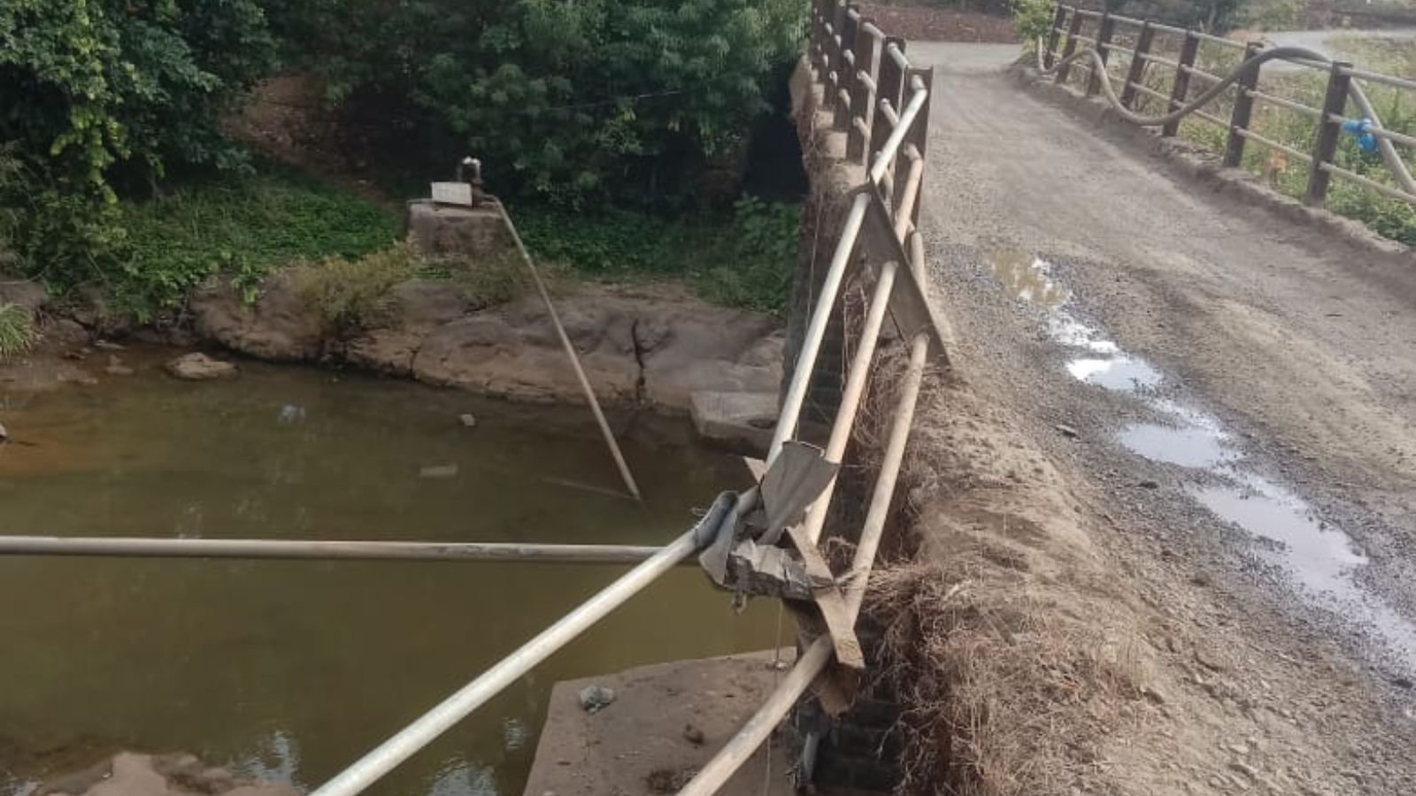 grill-of-bridge,-declared-unsafe,-collapses-in-pune’s-mulshi-taluka