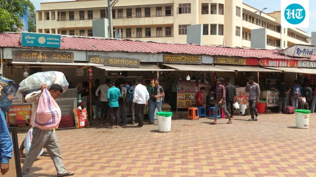 railway-passengers-raise-food-safety-concerns-at-pune-station