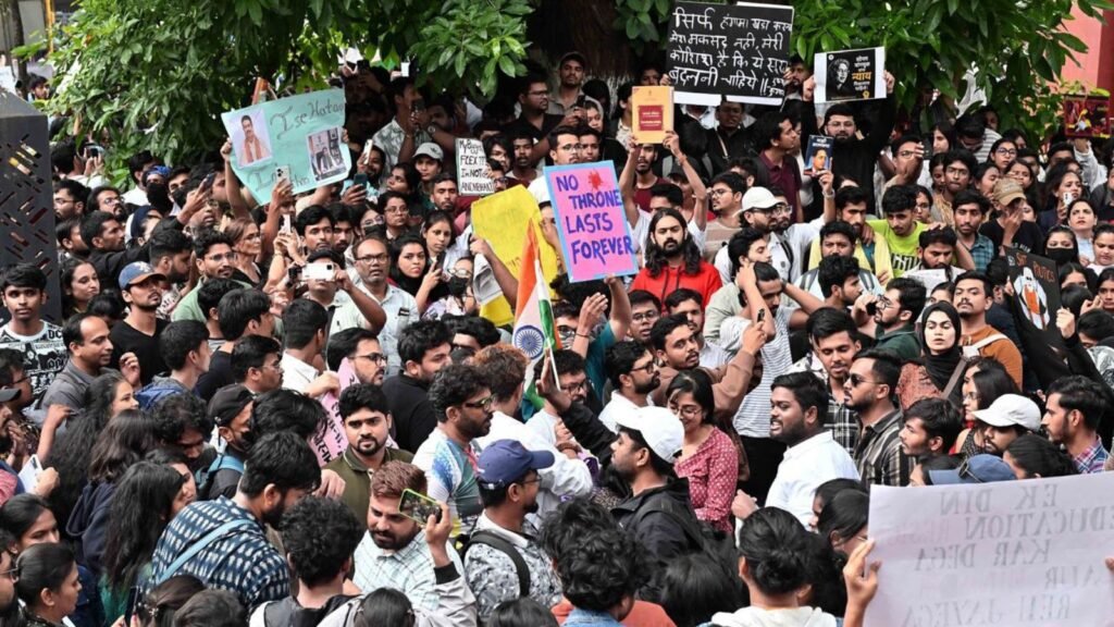 ‘students-deserve-better’:-cjp-supporters-hold-protest-in-pune-backing-sonam-wangchuk