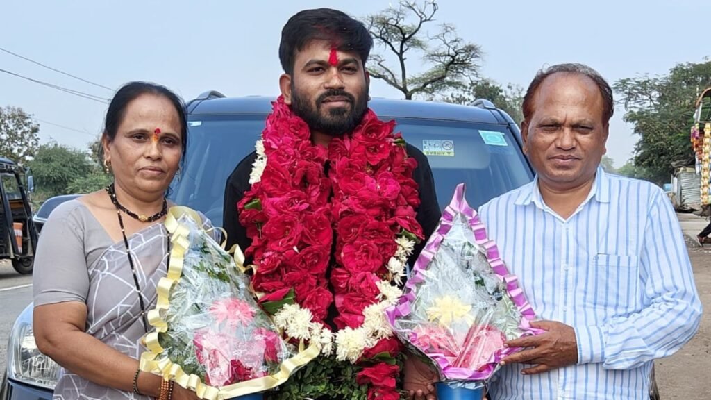 sena-minister-sanjay-shirsat-meets-abhijeet-dipke’s-parents,-promises-security