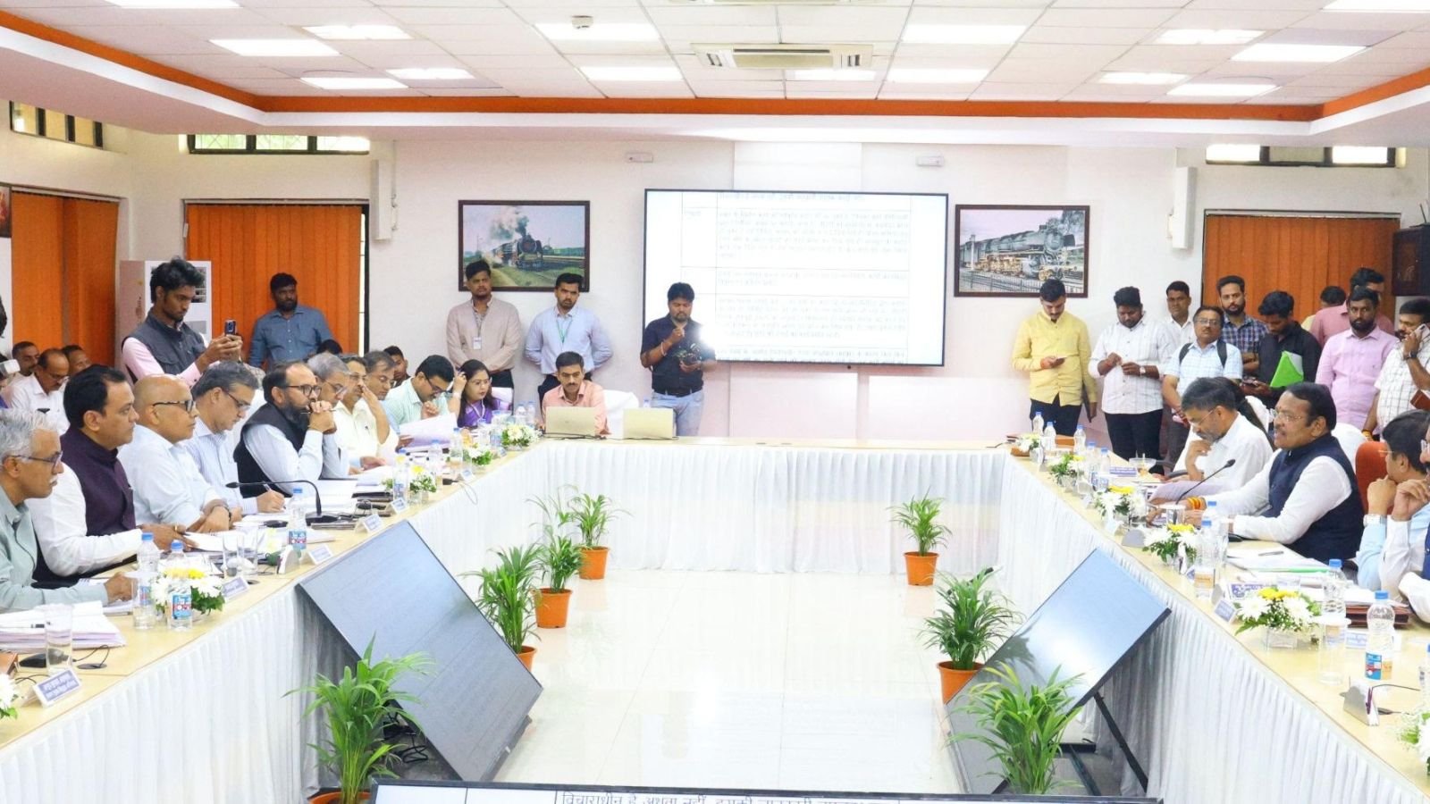 pune-rail-woes-flagged-at-central-railway-meet;-station-upgrade,-chakan-freight-corridor-sought