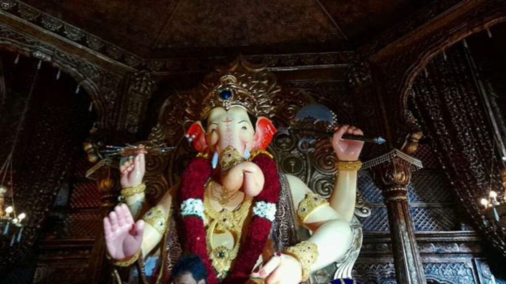 ganpati-crafted-by-maharashtra-prison-inmates-graces-pune-festival