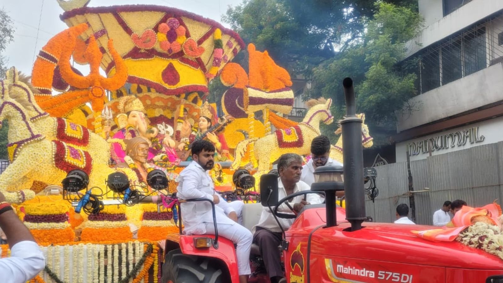 driven-by-devotion:-the-unsung-tractor-drivers-powering-puneтАЩs-grand-ganesh-visarjan