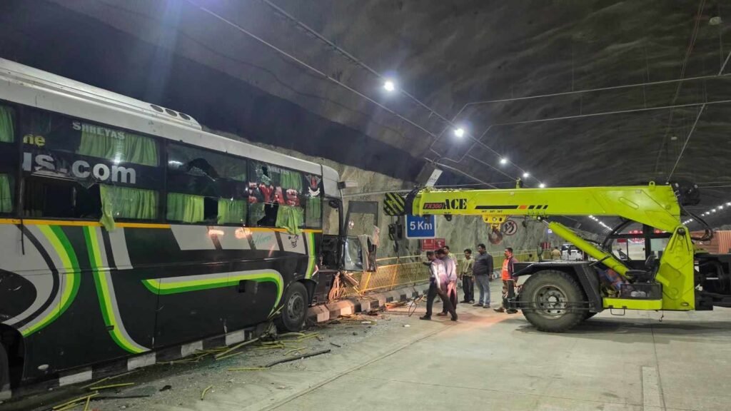 5-injured-in-accident-on-pune-mumbai-expressway’s-missing-link;-traffic-diverted